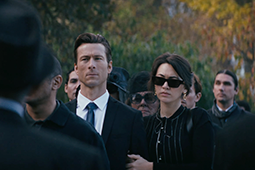 Glen Powell “oozes leading man charisma” in early screening of How to Make a Killing